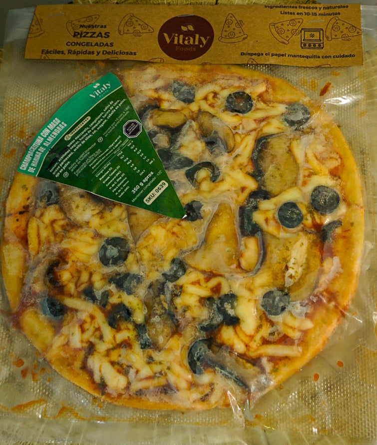 Pizza keto con champiñones y aceitunas masa de harina de almendras