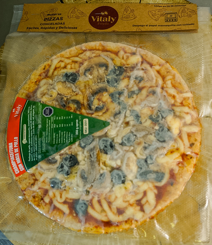 Pizza keto champiñones y aceitunas con masa de pollo