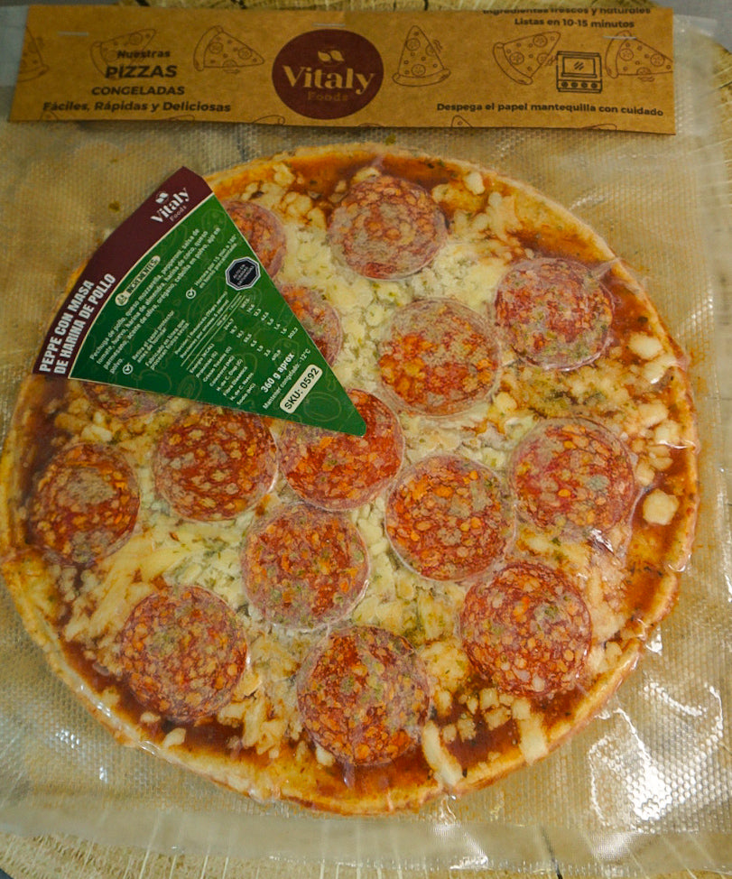 Pizza keto pepperonni con masa de pollo