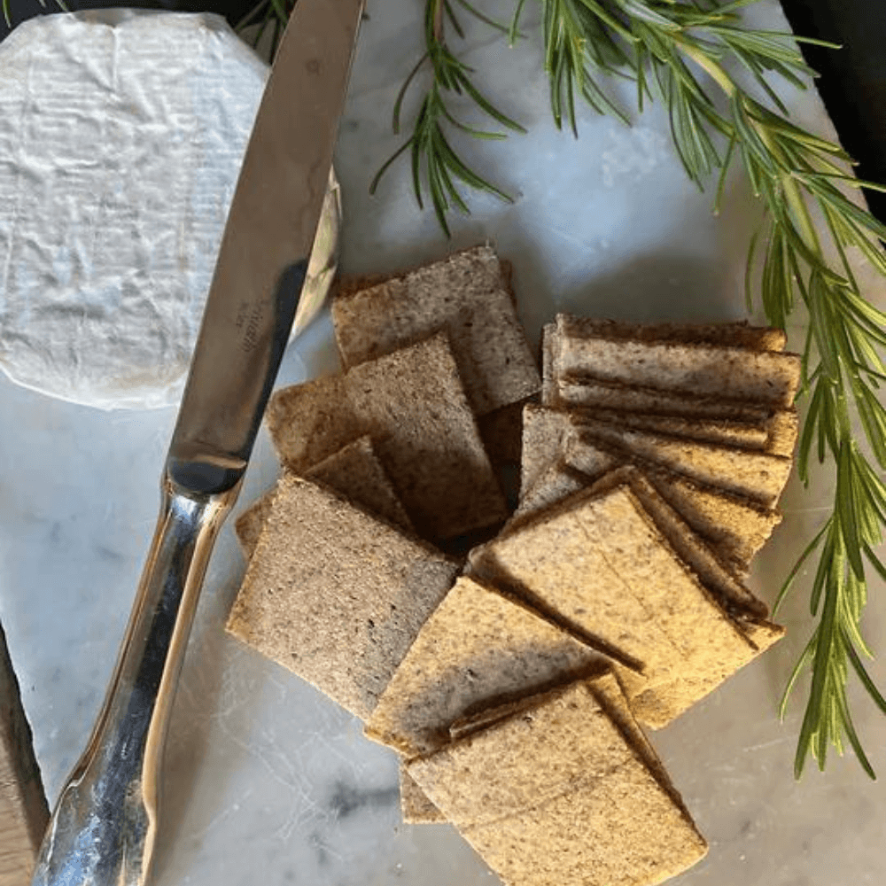 Galletas keto saladas en base a almendras en forma de cracker artesanal 150 g
