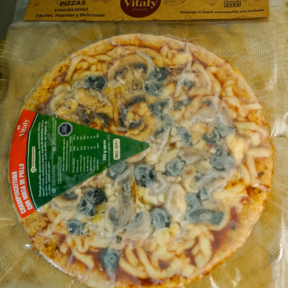 Pizza keto champiñones y aceitunas con masa de pollo