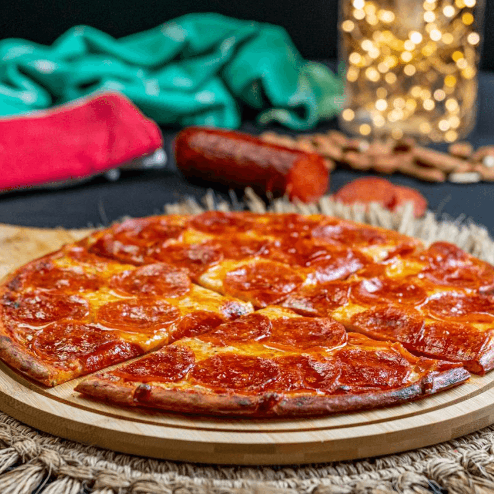 Pizza keto pepperoni con masa de harina de almendras